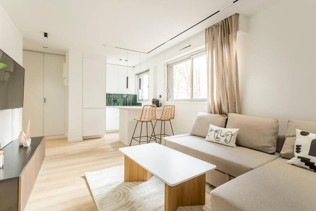 Luxurious 3 Min Walk From Eiffel Tower Apartment Париж Екстериор снимка