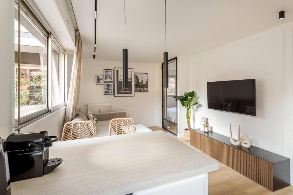 Luxurious 3 Min Walk From Eiffel Tower Apartment Париж Екстериор снимка