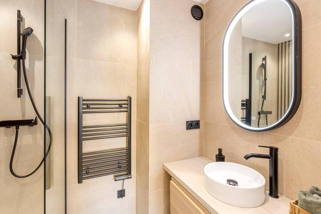 Luxurious 3 Min Walk From Eiffel Tower Apartment Париж Екстериор снимка