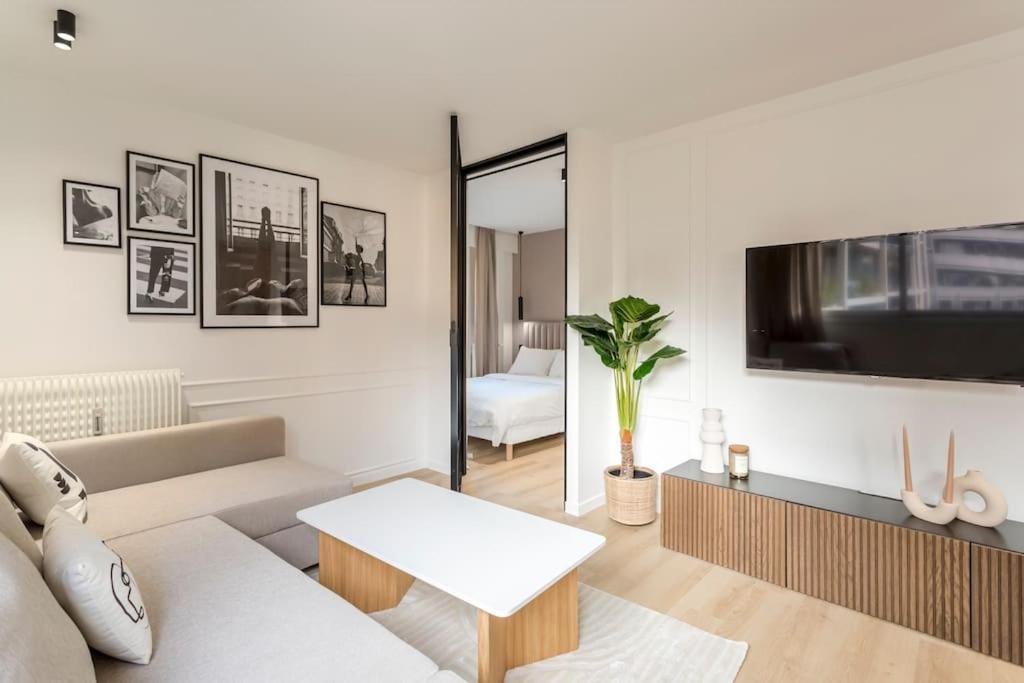 Luxurious 3 Min Walk From Eiffel Tower Apartment Париж Екстериор снимка