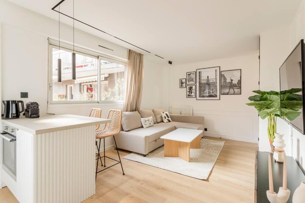 Luxurious 3 Min Walk From Eiffel Tower Apartment Париж Екстериор снимка
